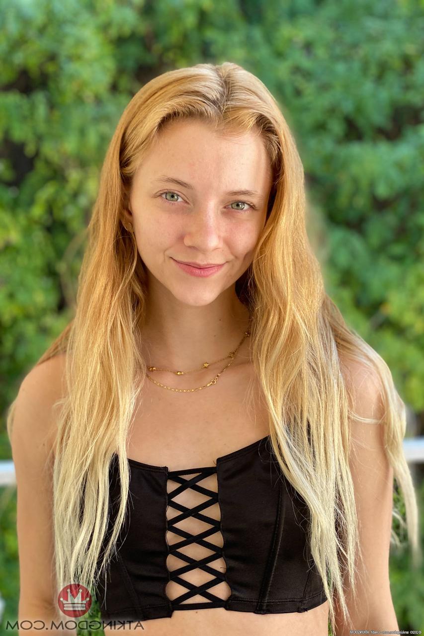 20P A amadora sexy Riley Star exibe sua buceta deliciosamente carnuda de perto