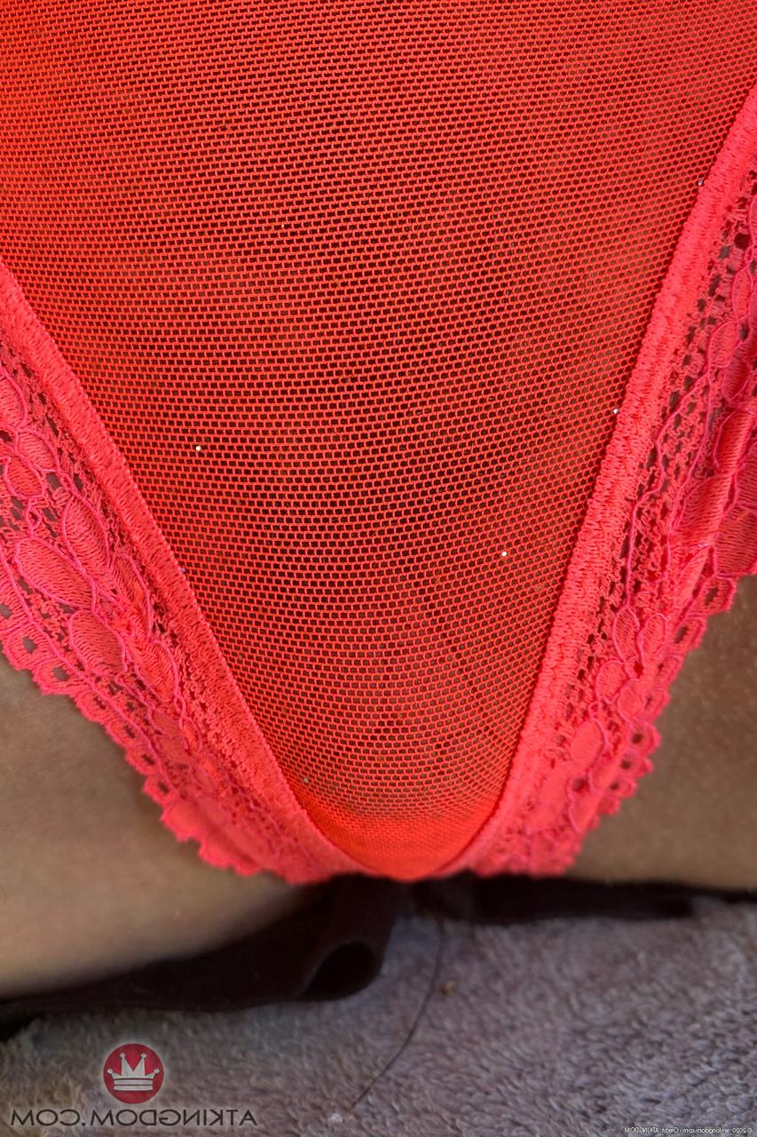 20P A amadora sexy Riley Star exibe sua buceta deliciosamente carnuda de perto