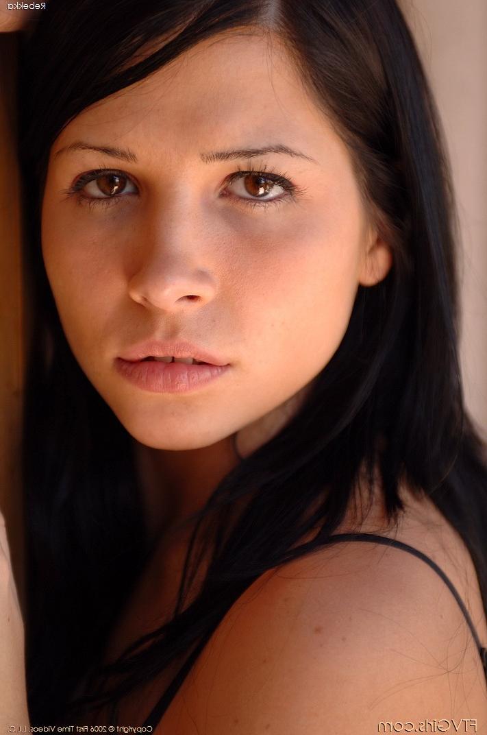 20P L'amatrice Rebekka pose dans ses résilles sexy et se masturbe.