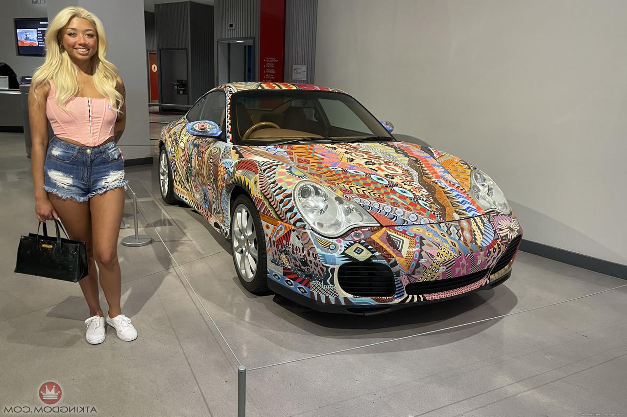 20P Die zierliche asiatische Schönheit Gia Dibella zeigt ihren runden Arsch und ihre fleischige Muschi aus nächster Nähe