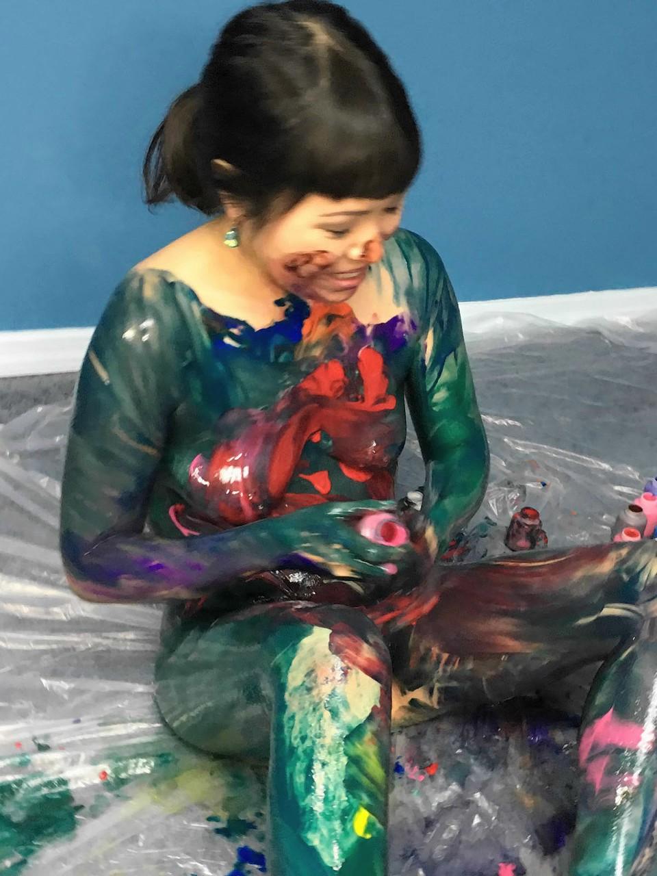 20P Das asiatische Babe Yuka Ozaki zieht sich nackt aus und beschmiert ihren molligen Körper mit Farbe