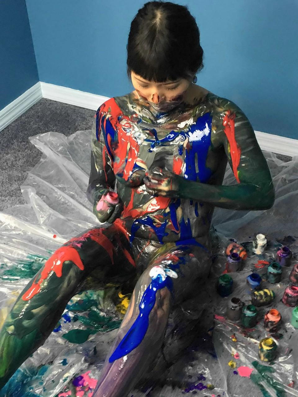 20P Das asiatische Babe Yuka Ozaki zieht sich nackt aus und beschmiert ihren molligen Körper mit Farbe