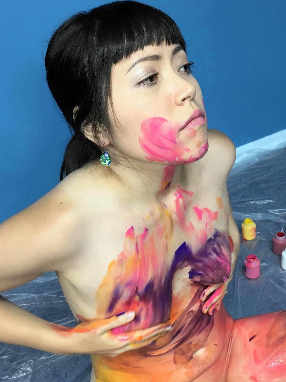 20P Das asiatische Babe Yuka Ozaki zieht sich nackt aus und beschmiert ihren molligen Körper mit Farbe