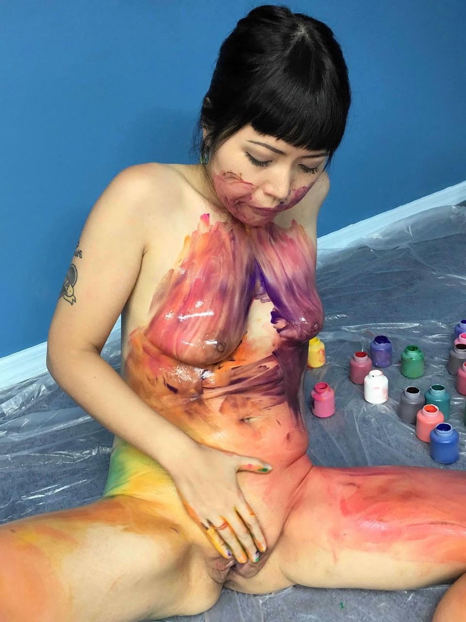 20P Das asiatische Babe Yuka Ozaki zieht sich nackt aus und beschmiert ihren molligen Körper mit Farbe
