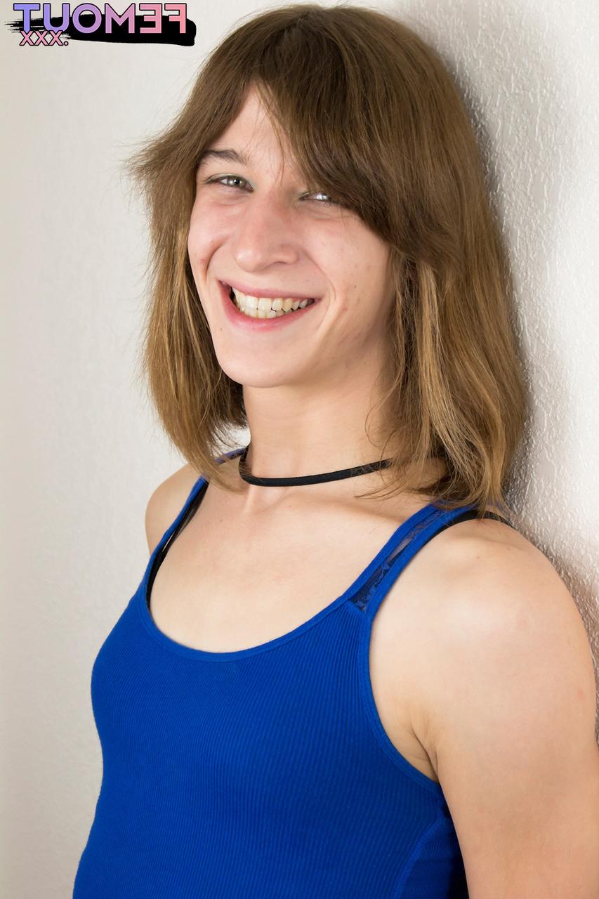 16P La transexual amateur April Gillespie expone su enorme polla y posa