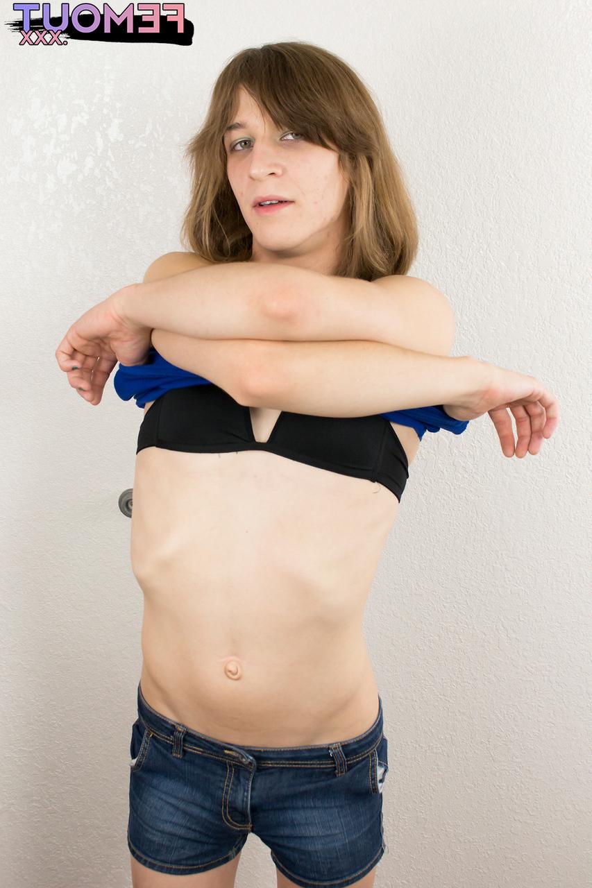16P La transexual amateur April Gillespie expone su enorme polla y posa