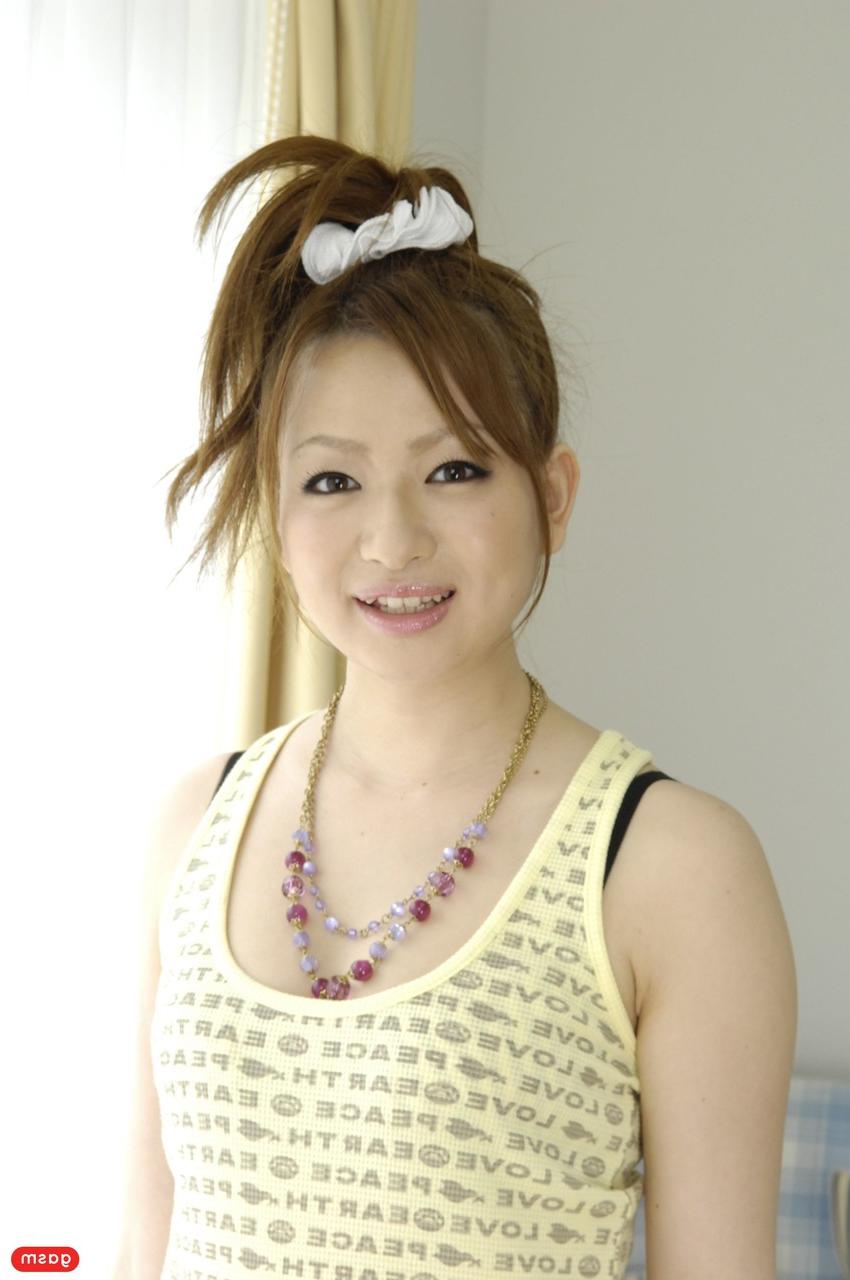 15P La japonesa yukina momose muestra su gran culo con leggings