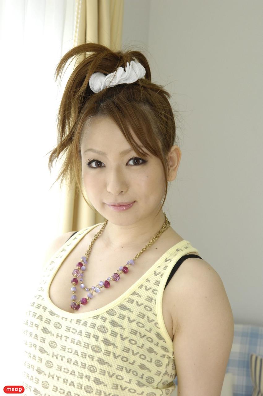 15P La japonesa yukina momose muestra su gran culo con leggings