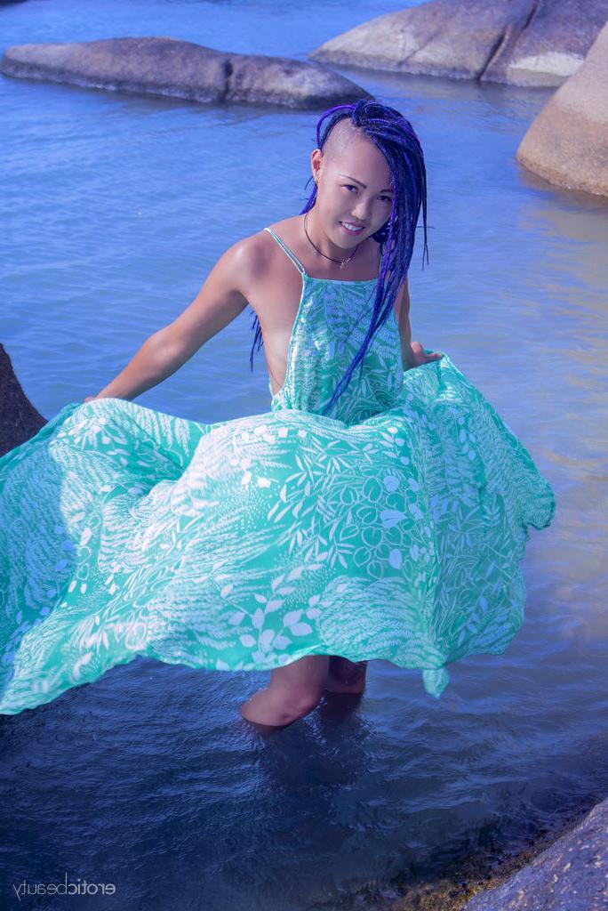 16P La jeune asiatique Sweet Julie émerge de l'océan pour se mettre nue.
