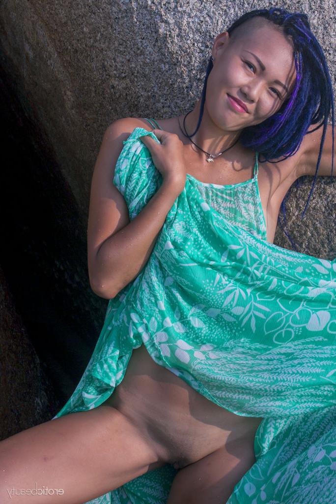16P La jeune asiatique Sweet Julie émerge de l'océan pour se mettre nue.