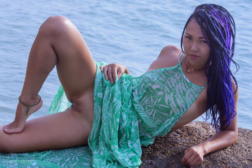 16P La jeune asiatique Sweet Julie émerge de l'océan pour se mettre nue.
