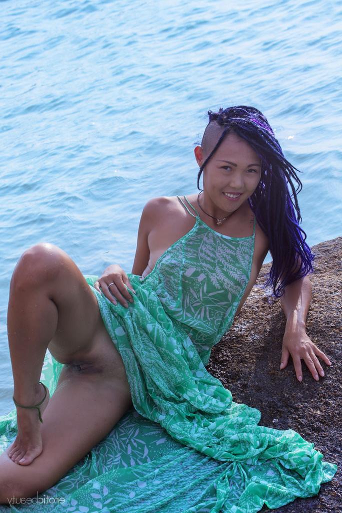 16P La jeune asiatique Sweet Julie émerge de l'océan pour se mettre nue.