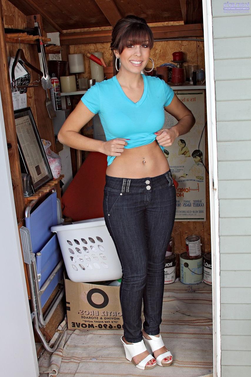 20P A morena amadora Natalie Nunez expõe seus seios e bunda perfeitos em um solo
