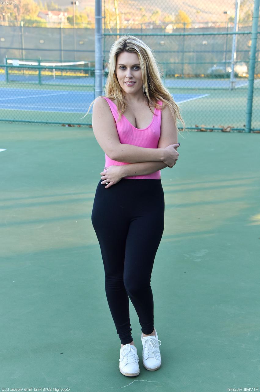 20P A bela americana Sasha mostra os peitos e a bunda enquanto corre ao ar livre