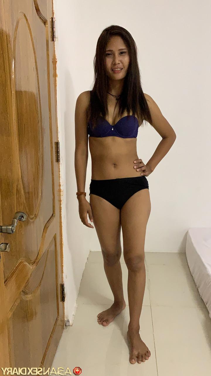 20P Der süße Amateur-Teenager Thong zieht sich beim Casting aus und zeigt ihre kahle asiatische Muschi