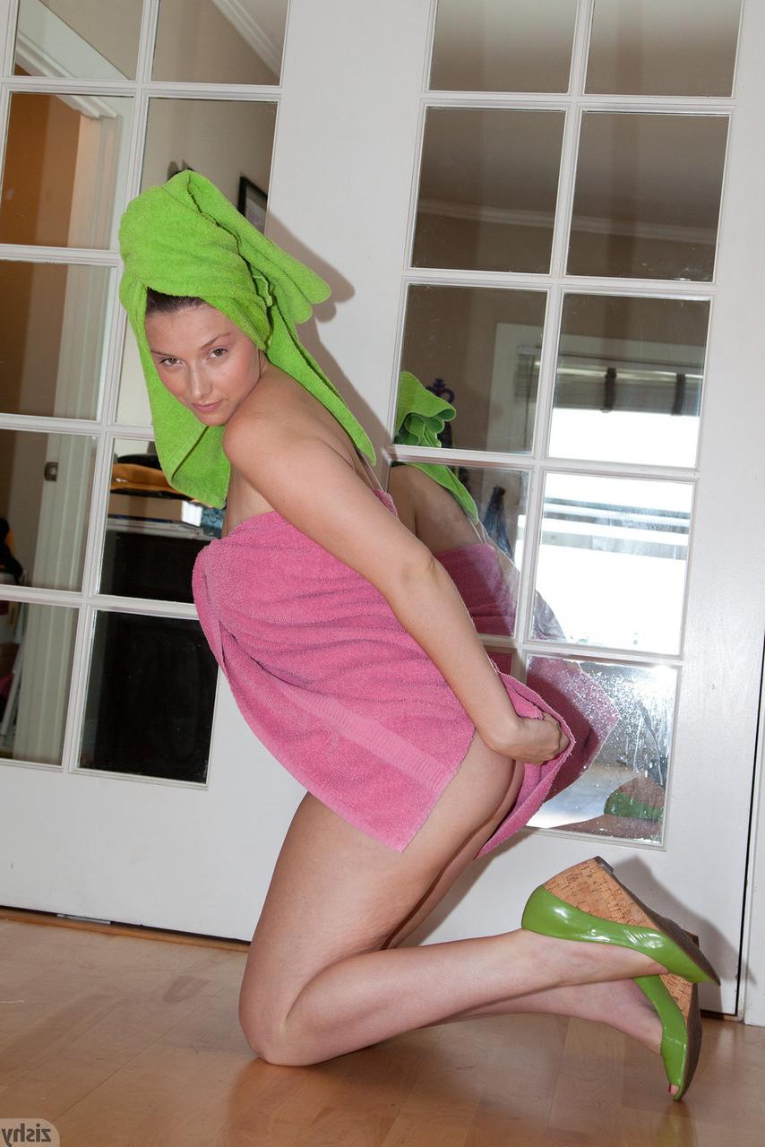 11P A adolescente morena Rachel Snowflake levanta a toalha de banho para expor a bunda