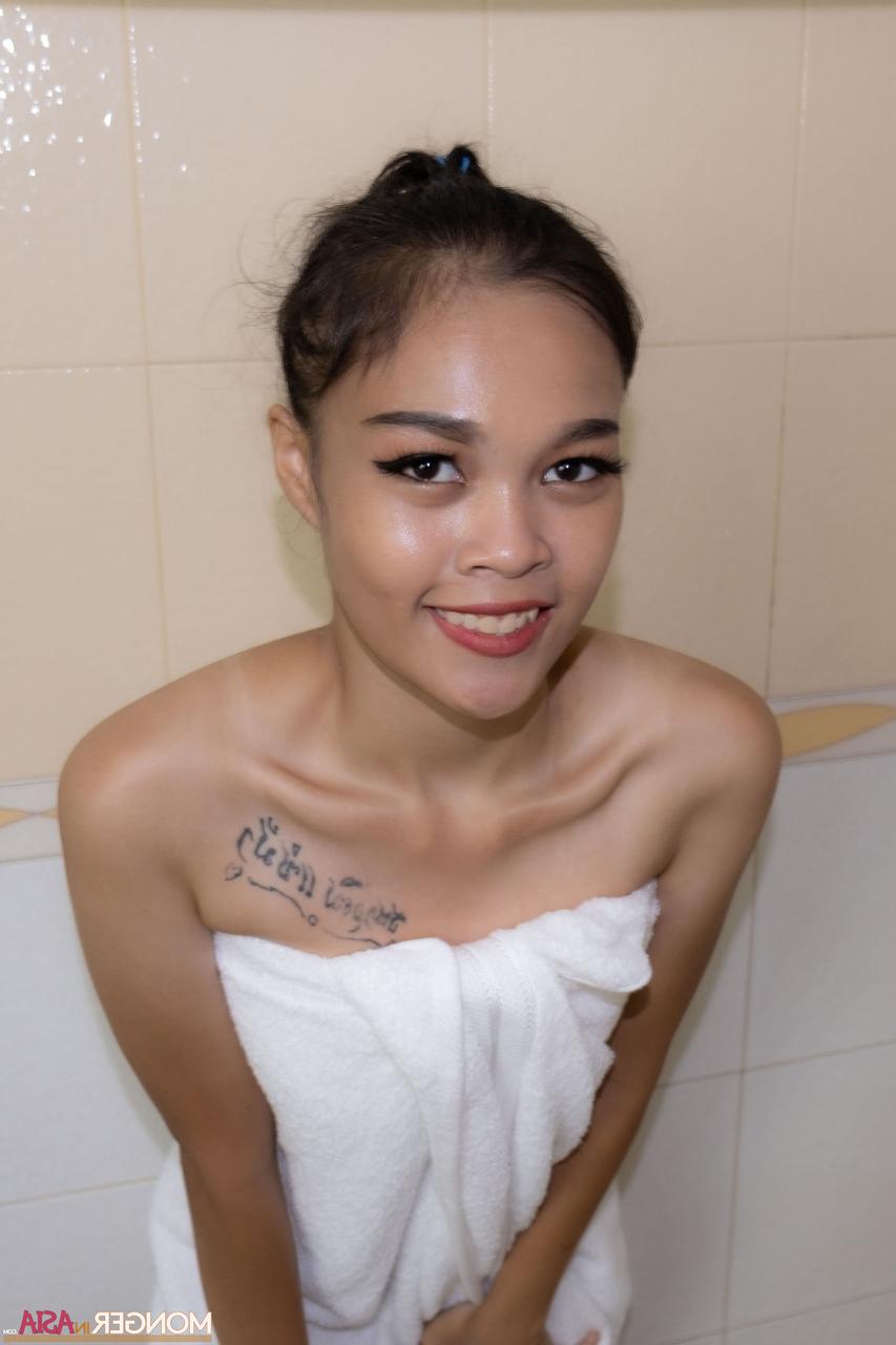 15P 貧乳の小柄なアジア人売春婦ジェニーがバスルームで裸でポーズをとる