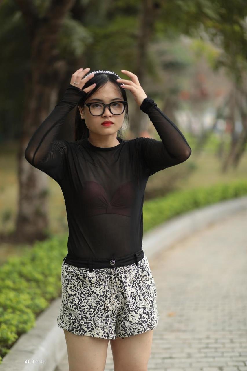 20P Linda gata mostra suas pernas gostosas usando shorts e salto alto