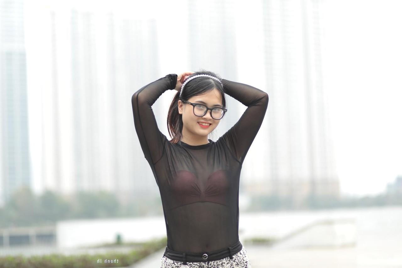 20P Linda gata mostra suas pernas gostosas usando shorts e salto alto