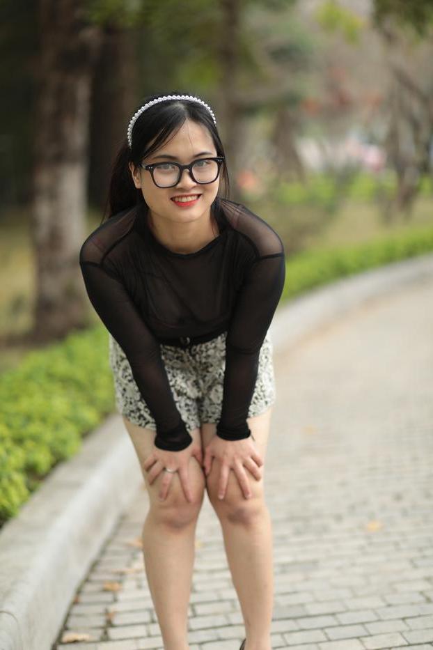 20P Linda gata mostra suas pernas gostosas usando shorts e salto alto