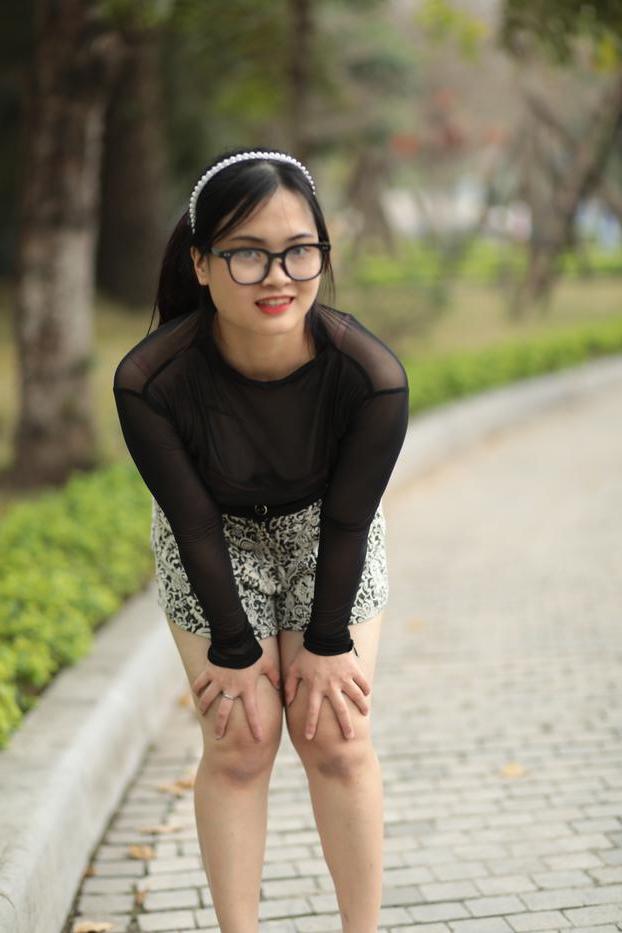 20P Linda gata mostra suas pernas gostosas usando shorts e salto alto