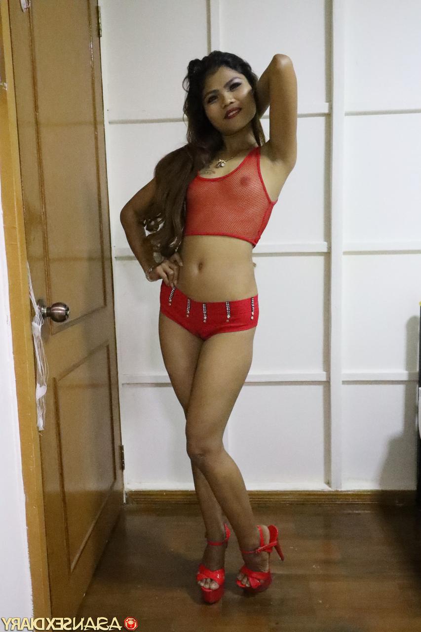 20P Das süße asiatische Mädchen May L macht einen sexy Striptease in High Heels