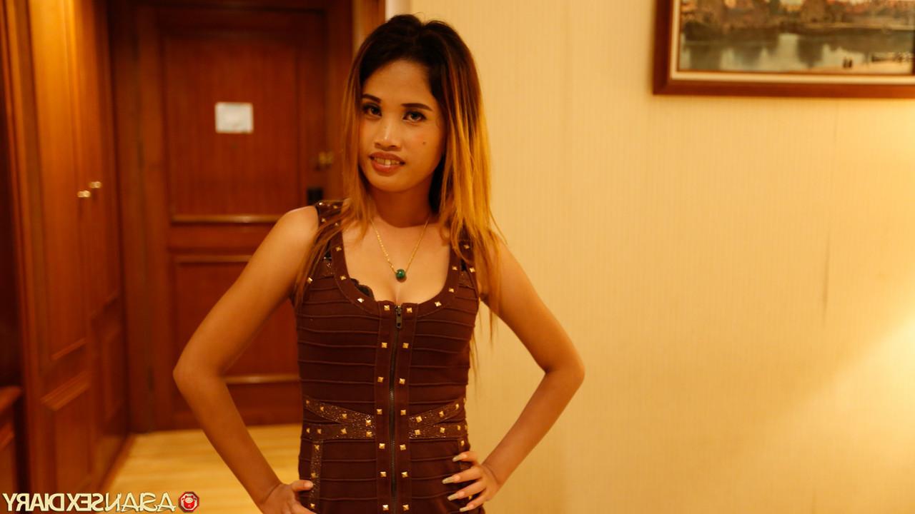 16P A esbelta garota tailandesa Rosa tira a roupa e levanta as pernas para ser fodida em um hotel