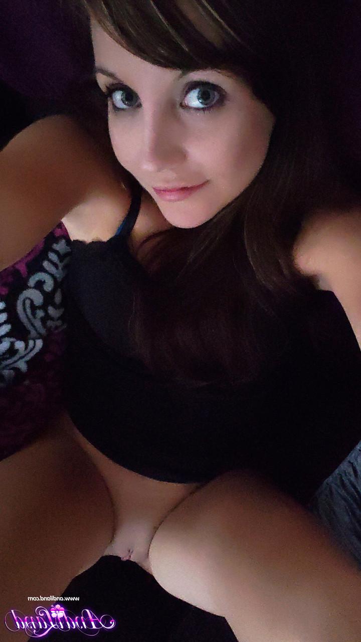 15P A amadora adolescente Andi Land tira fotos nuas e não nuas