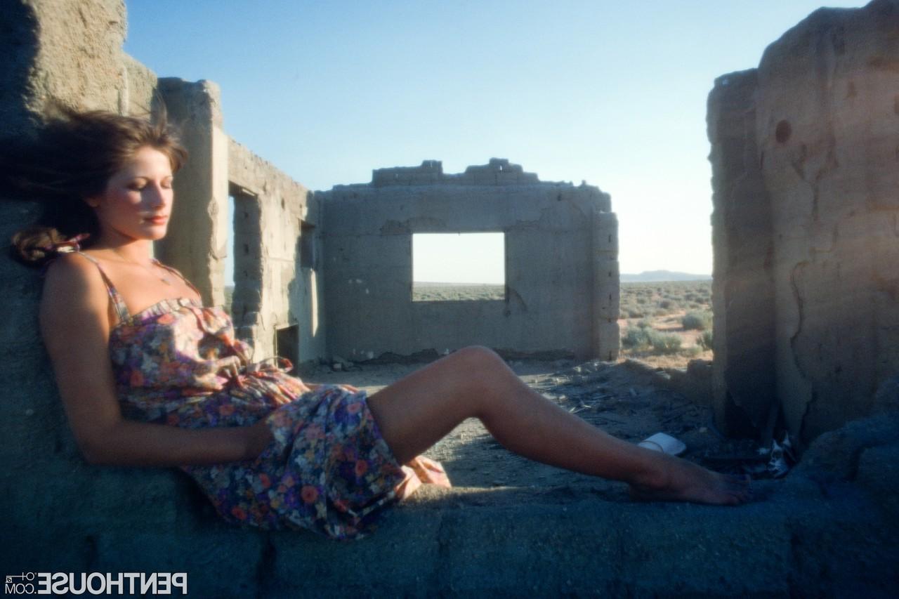 20P La modelo amateur julie young muestra su trasero con líneas de bronceado y tetas pequeñas