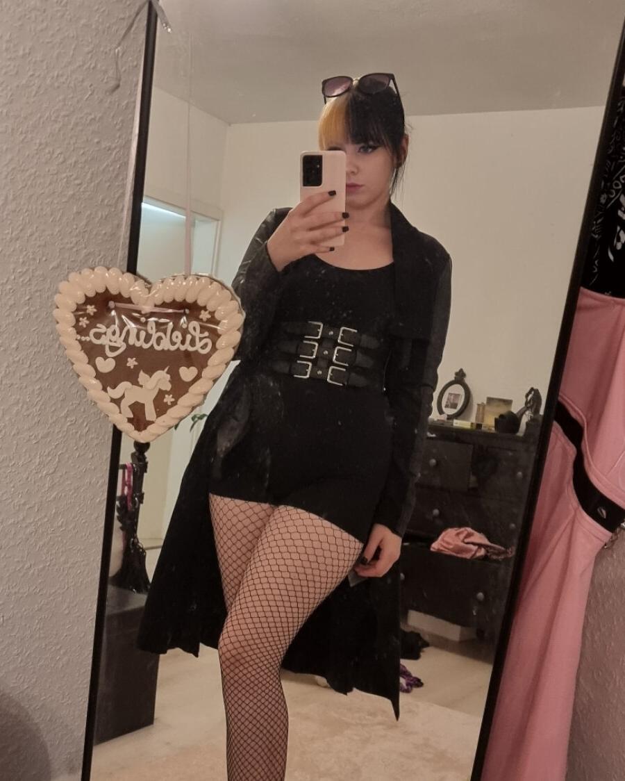 12P Die brünette Amateurin Kirajameson zeigt ihren runden Hintern in ihrem schwarzen Höschen