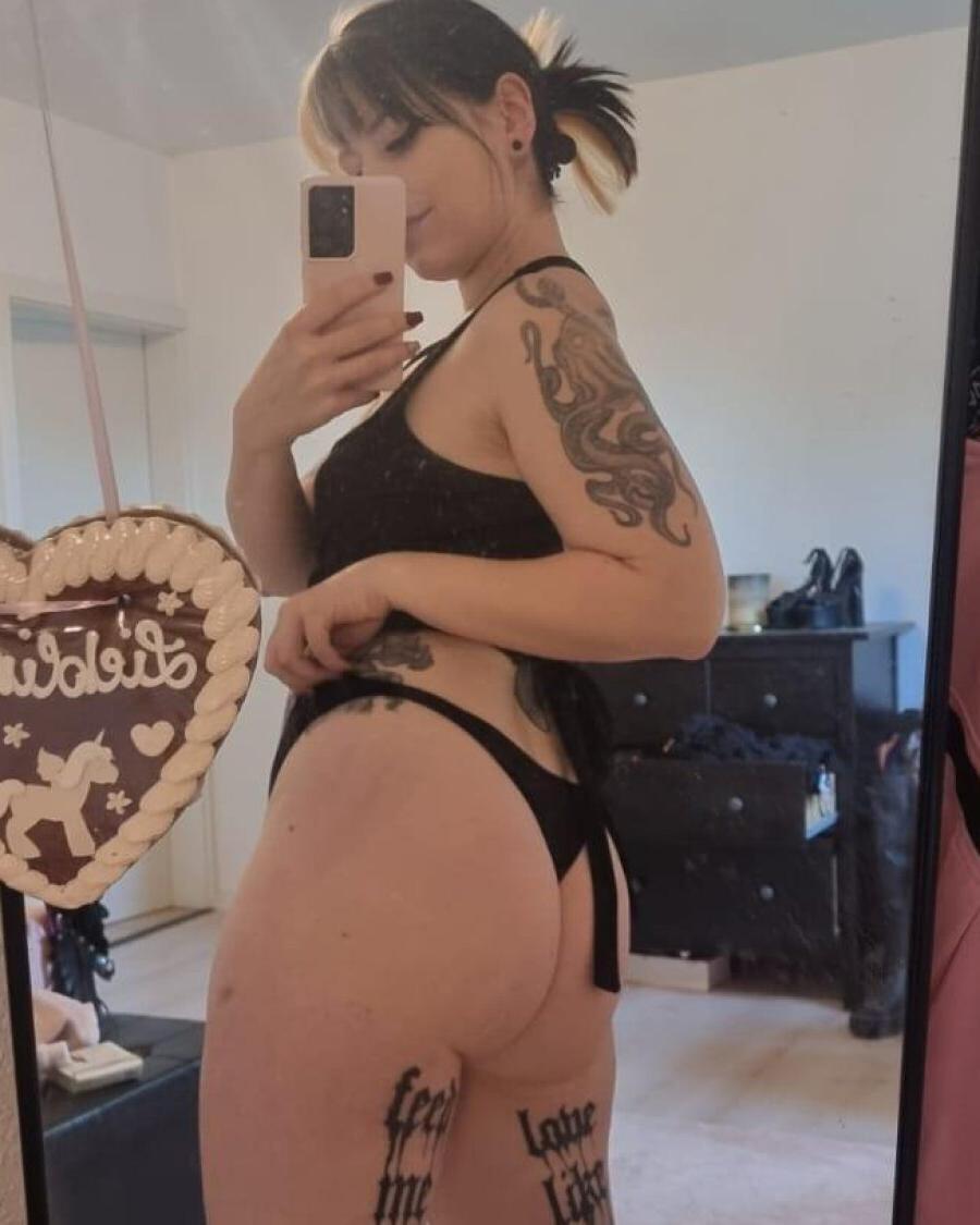 12P Die brünette Amateurin Kirajameson zeigt ihren runden Hintern in ihrem schwarzen Höschen