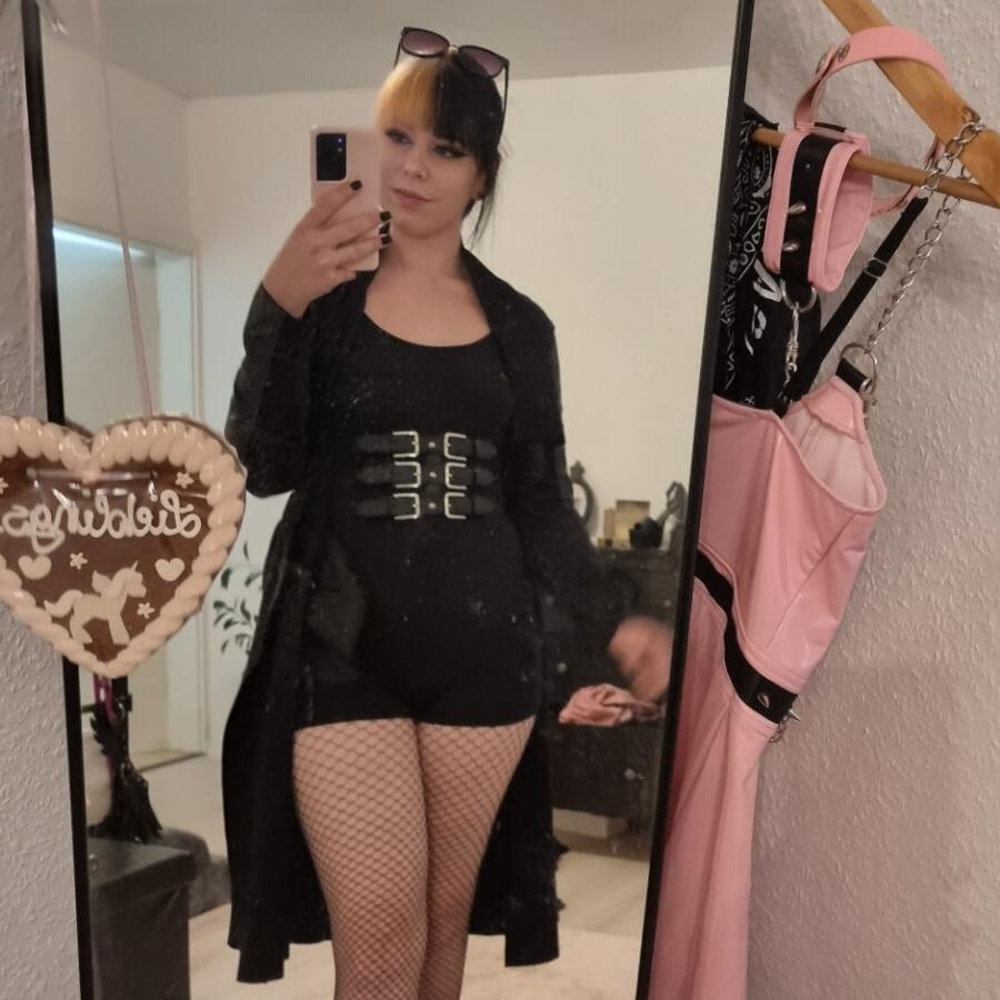 12P Die brünette Amateurin Kirajameson zeigt ihren runden Hintern in ihrem schwarzen Höschen