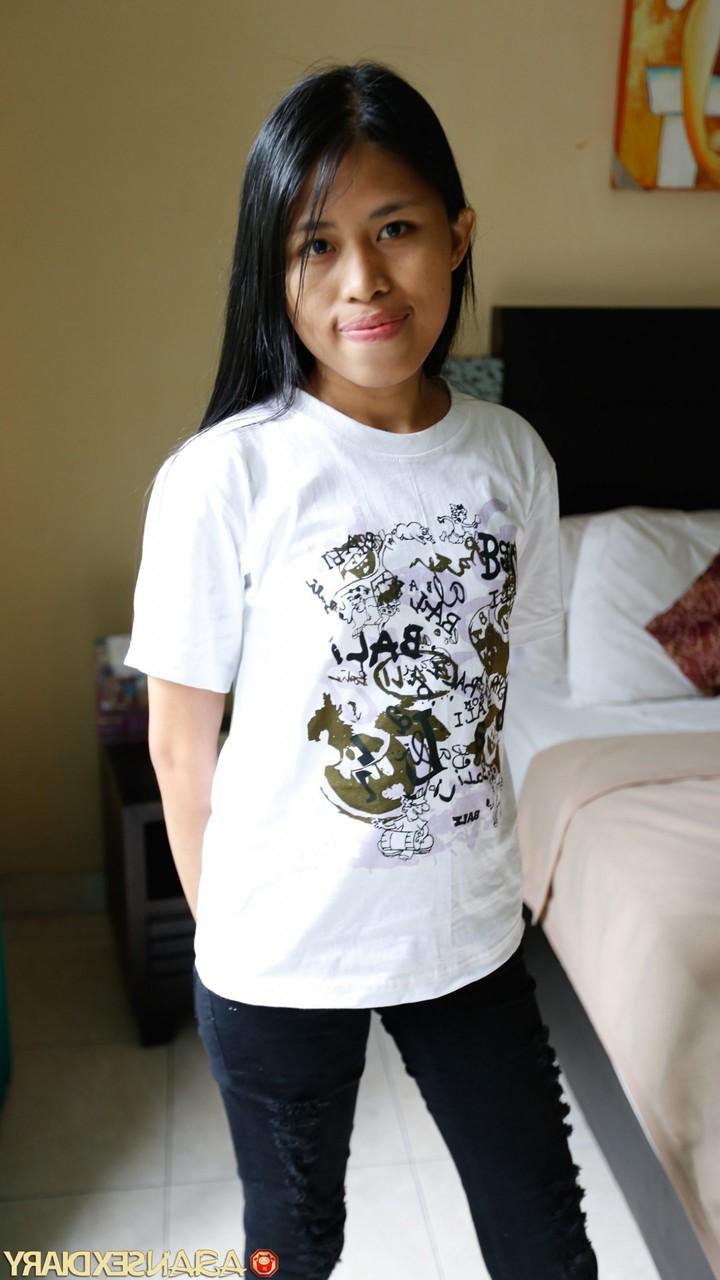 20P A magra filipina Adelia tem sua doce e inocente buceta esticada por um belo pau