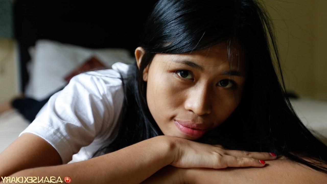 20P A magra filipina Adelia tem sua doce e inocente buceta esticada por um belo pau