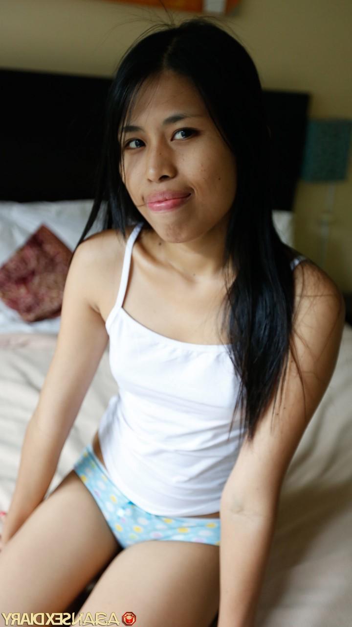 20P A magra filipina Adelia tem sua doce e inocente buceta esticada por um belo pau