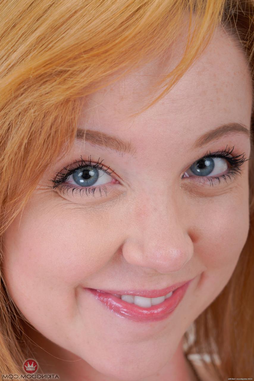 20P Die sexy rothaarige Nikole Nash spreizt ihre unschuldige Muschi und ihre runden Pobacken