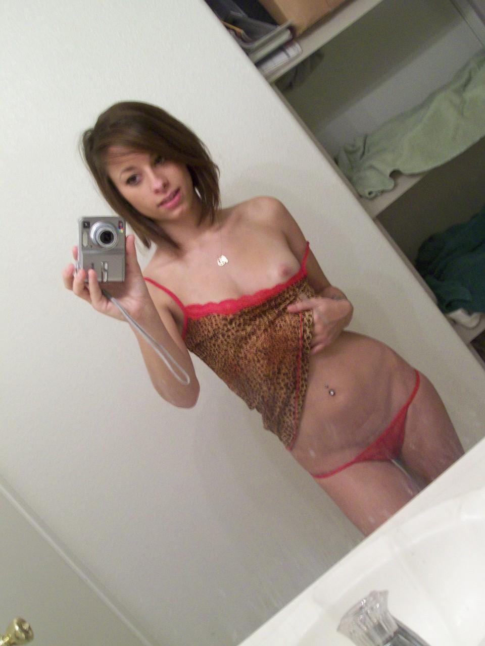 20P Petite adolescente mostra sua bunda apertada e seus peitos pequenos enquanto tira fotos nuas