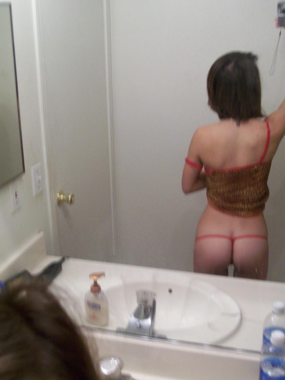 20P Petite adolescente mostra sua bunda apertada e seus peitos pequenos enquanto tira fotos nuas