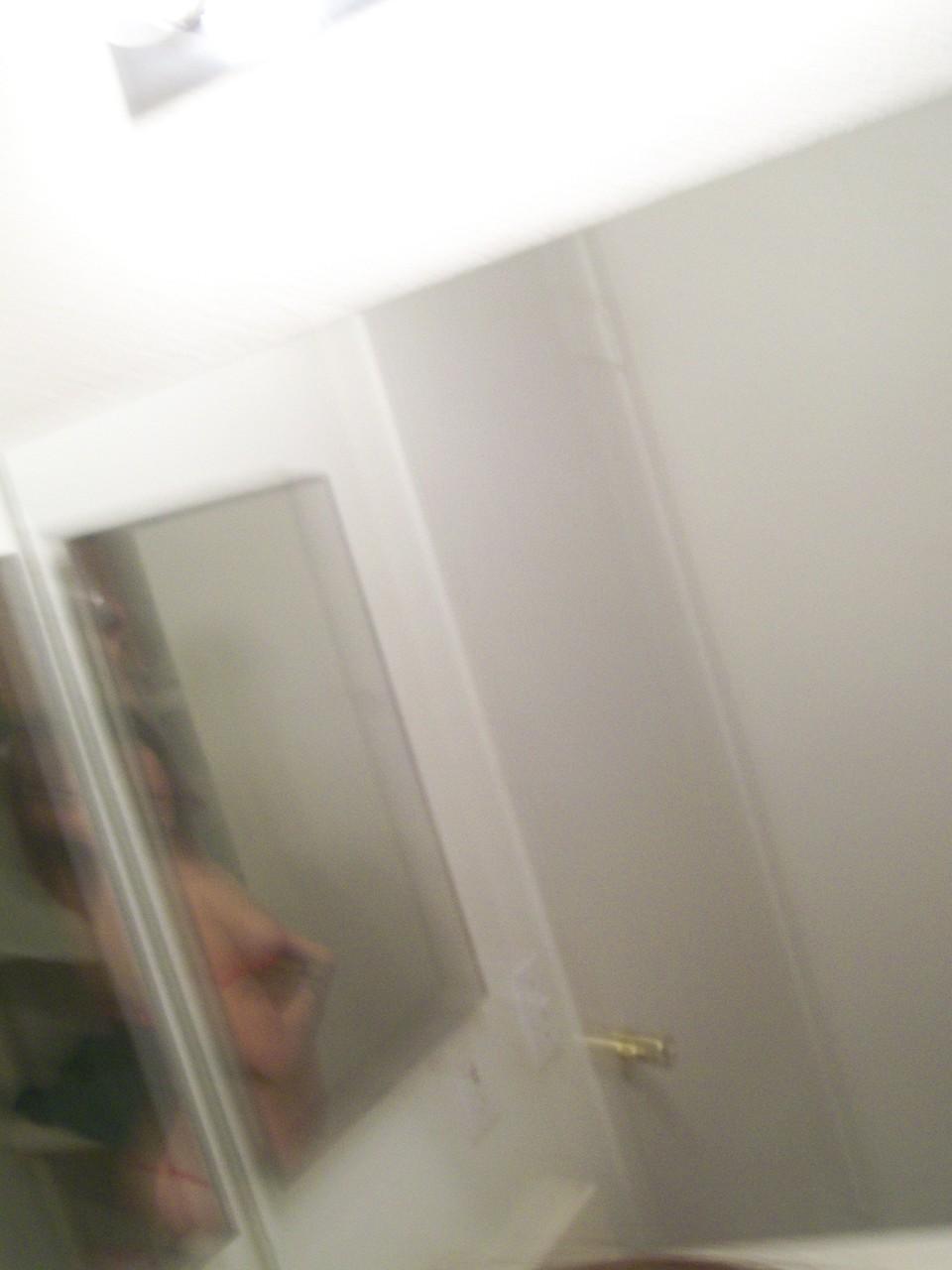 20P Petite adolescente mostra sua bunda apertada e seus peitos pequenos enquanto tira fotos nuas