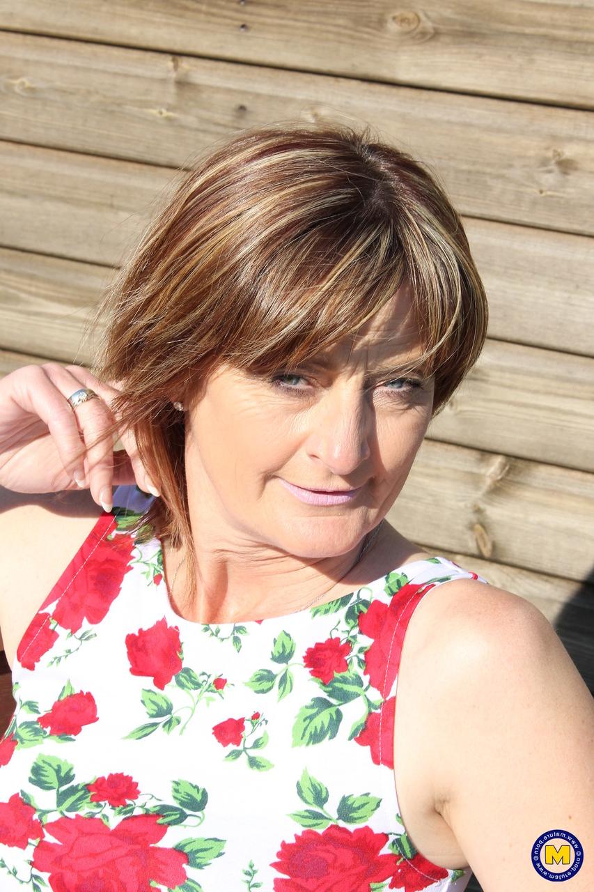 20P A esposa amadora Di fica nua fora de uma cabana de madeira e toma banho de sol