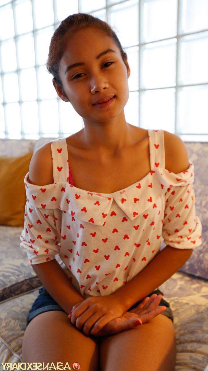 20P かわいいアジア人美女 Su C がストリップして裸になり、ハメ撮りの後背位セックスを楽しむ