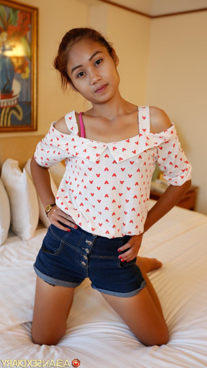 20P かわいいアジア人美女 Su C がストリップして裸になり、ハメ撮りの後背位セックスを楽しむ