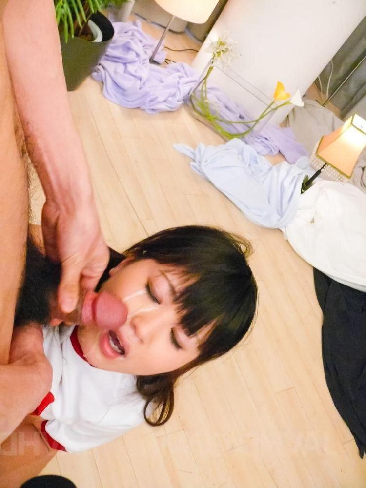 16P La japonesa Ryo Asaka recibe semen en su cara mientras está de rodillas