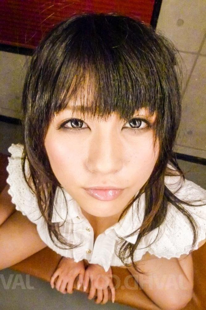 12P La japonaise Kyoka Mizusawa joue avec du sperme tout en faisant des pipes.