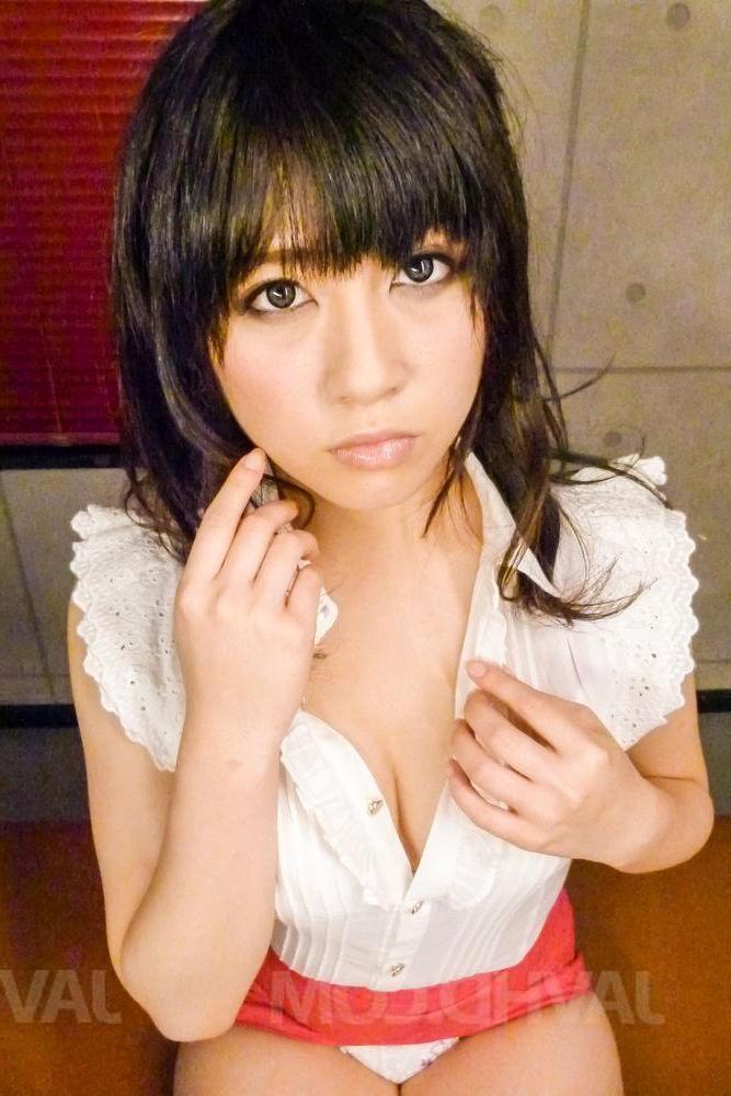 12P La japonaise Kyoka Mizusawa joue avec du sperme tout en faisant des pipes.