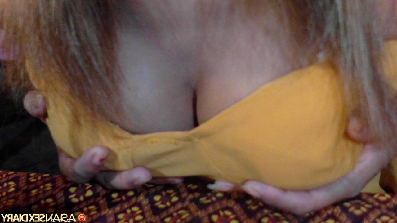 20P A gata asiática curvilínea Alina mostra sua buceta raspada e cremosa depois do sexo POV