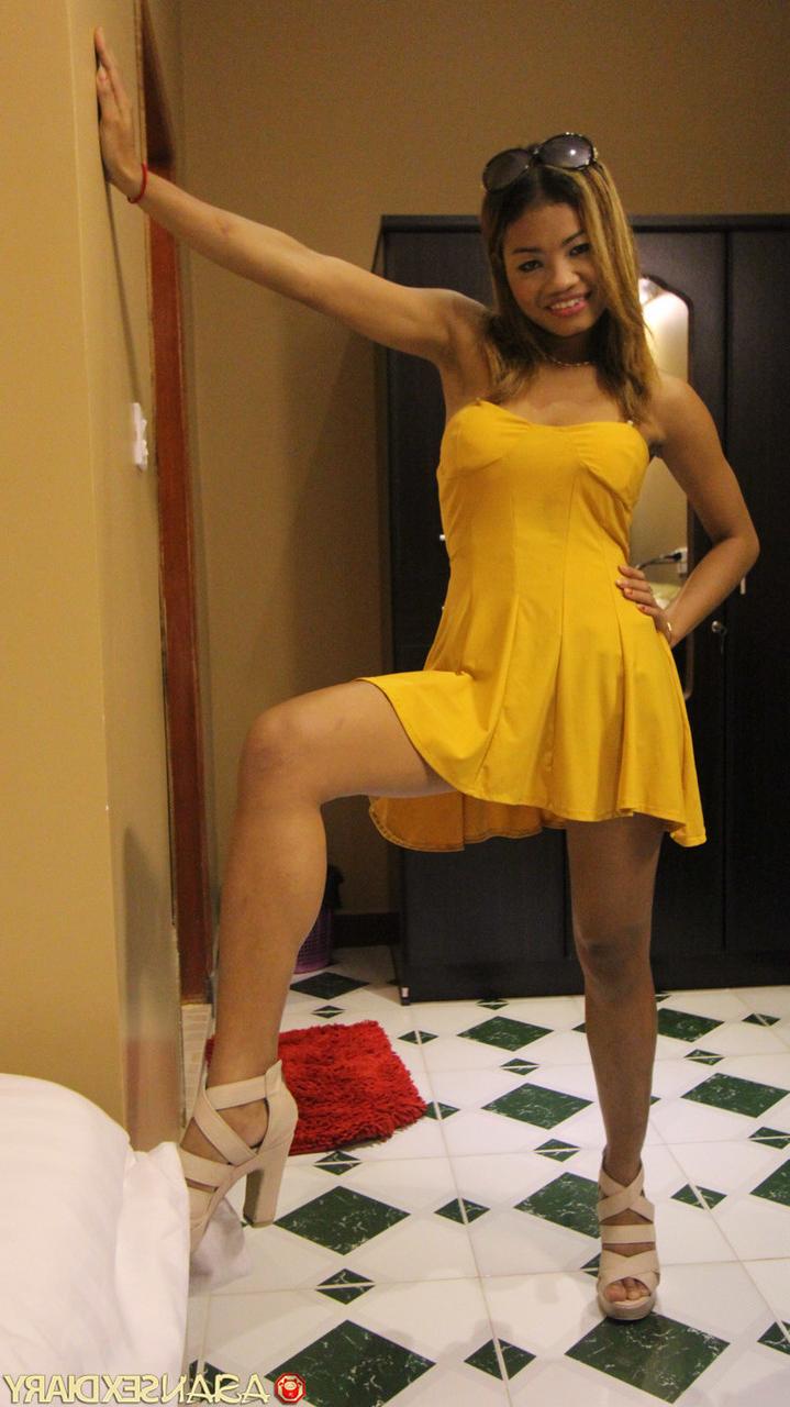 20P A gata asiática curvilínea Alina mostra sua buceta raspada e cremosa depois do sexo POV