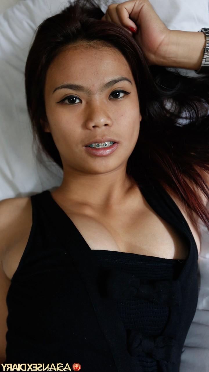 20P La hermosa asiática Bennu termina un sexy striptease con sexo duro en POV