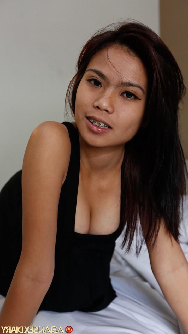 20P La hermosa asiática Bennu termina un sexy striptease con sexo duro en POV