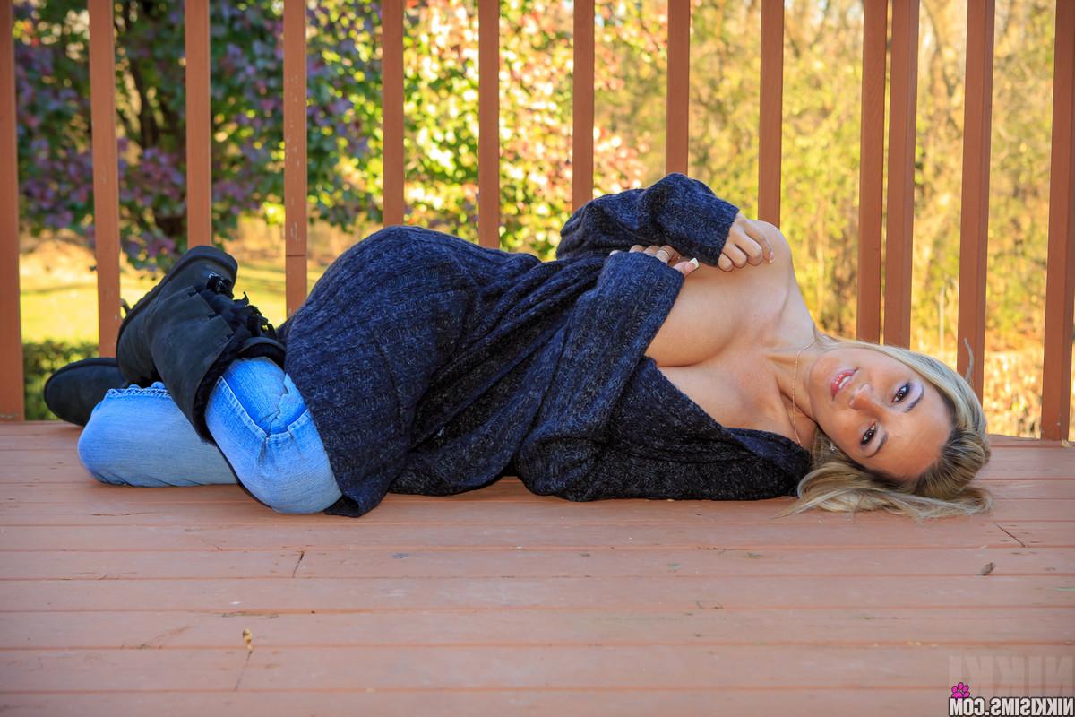 15P Nikki Sims, blonde aux gros seins, s'exhibe trop en public.